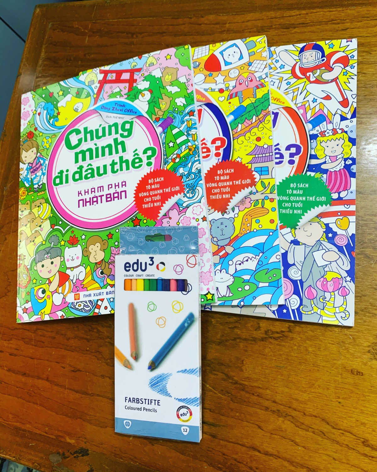Mình đã mua thử trước cuốn Chúng mình đi đâu thế? - Khám phá Pháp nên quyết định mua 3 cuốn còn lại là Khám phá Trung Quốc, Khám phá Nhật Bản và Khám phá Mỹ. Nhìn chung đây không chỉ là cuốn sách tô màu mà còn giúp các con học hỏi được những nét văn hóa khác biệt một cách trực quan thông qua hình ảnh và các trò chơi tương tác. Thú vị, bổ ích và dễ thương là tất cả những gì mình muốn nói về bộ sách này. Ngoài ra so với mua ở ngoài nhà sách thì mua ở Tiki có giảm giá, giao hàng nhanh.