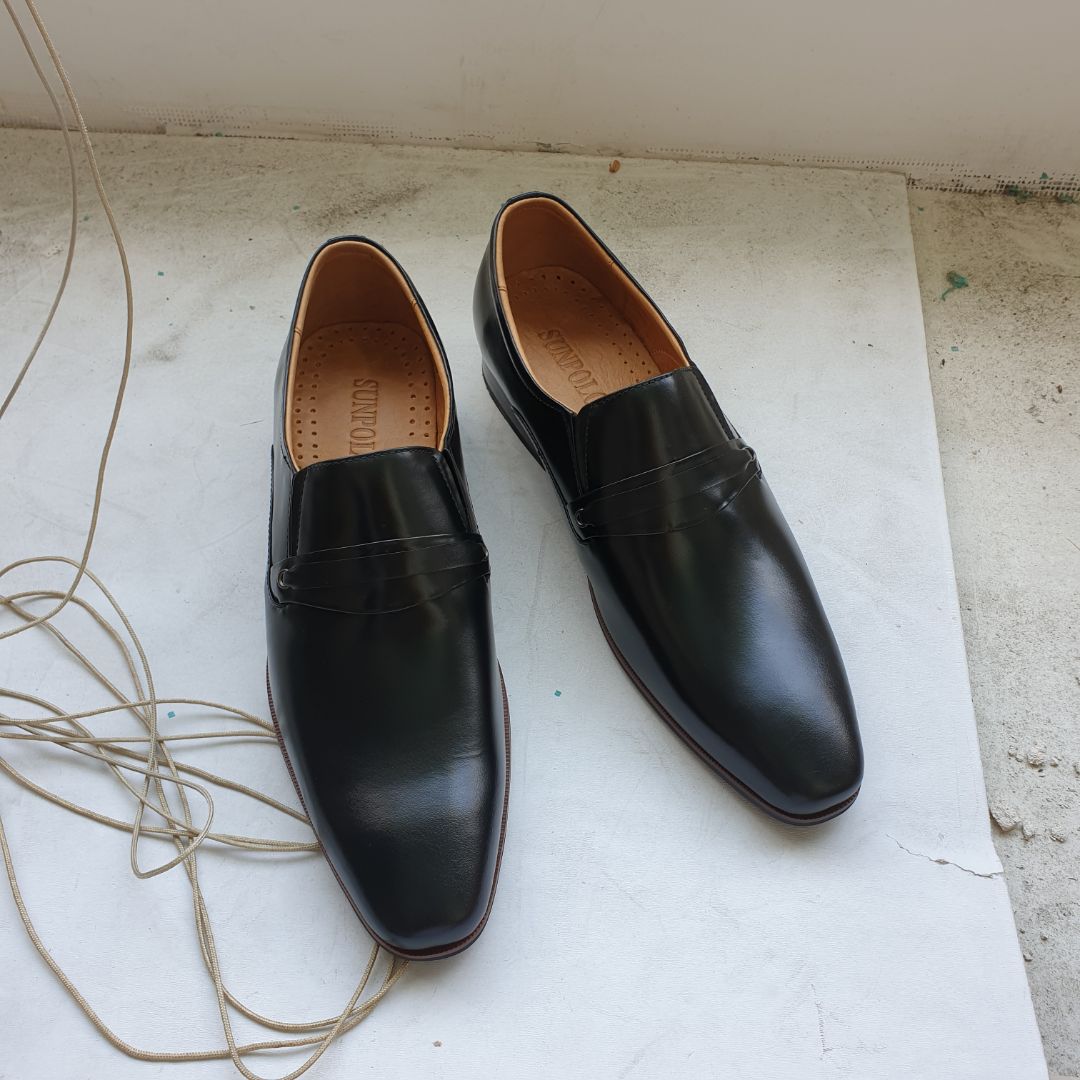 Đã mua 2 đôi này của SUNPOLO bên ngoài, rất hài lòng về chất liệu da, mang thoải mái, độ hoàn thiện sản phẩm khá tốt, hàng VN chất lượng cao như vầy tôi rất thích, 5 sao