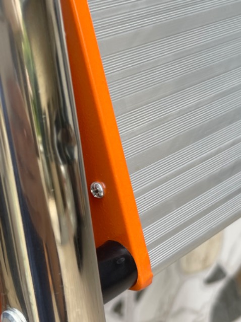 Thang chất lượng trung bình so với giá thành hơn 1 triệu. Đến tay bị móp nhẹ vài chỗ, khung tháng không biết có phải là inox mà thấy gỉ gỉ vài nơi?