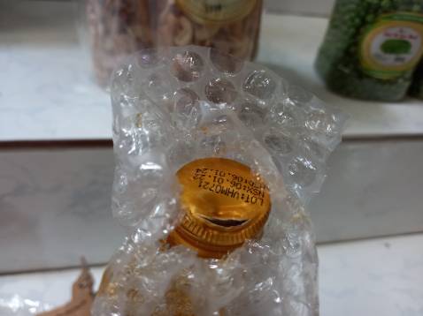 Giao hàng  bj hư.   Bể 1 chai .. 1 chai  thì nắp  bị hở.  2 chai giao như  vậy là  tệ nha shop