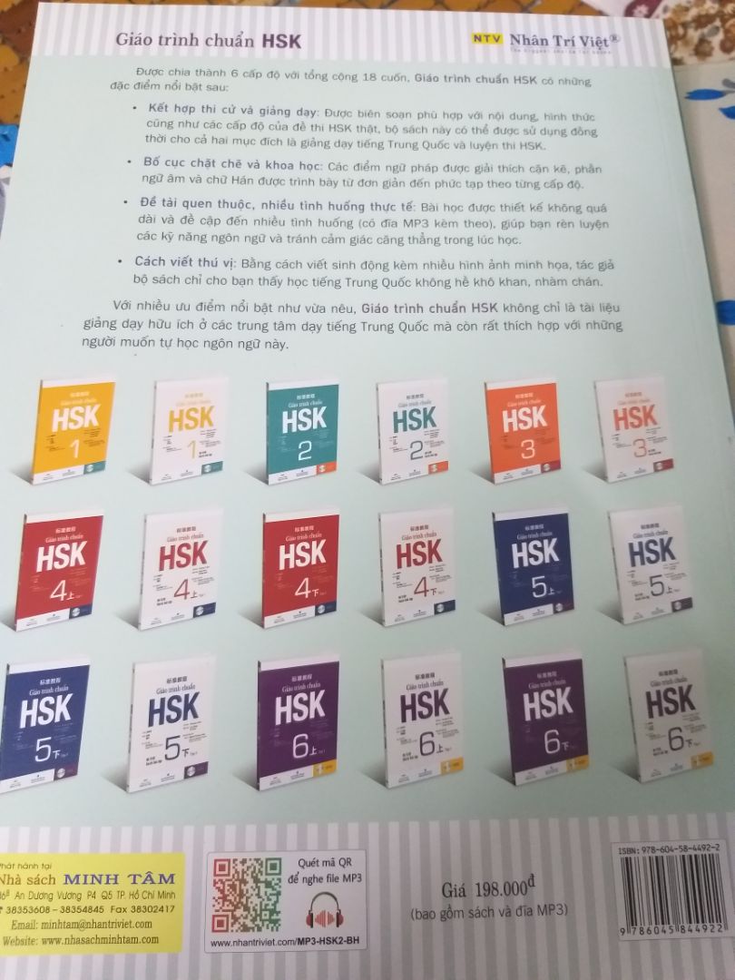 Giao hàng cực nhanh luôn. Mình đặt trưa T7, tưởng T2 mới có mà sáng CN đã giao đến rồi. Đóng gói chắc chắn, đẹp. Sách thẳng thóm, thơm tho, không bị rách/gãy, đầy đủ CD. Giá cả mua combo này rẻ hơn với giá gốc, mình còn áp mã khuyến mãi nữa nên rất ok luôn. Với được tặng thêm cả cây bút xinh xinh, hihi