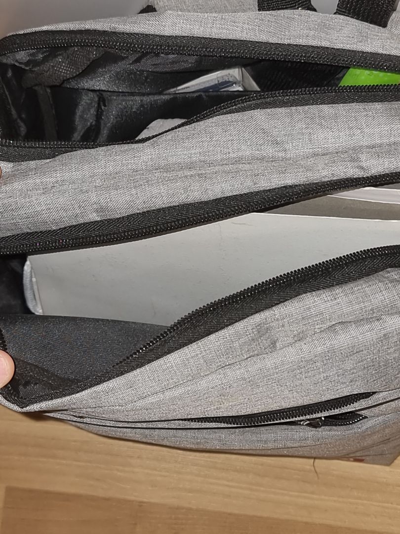 Giá rẻ hết hồn mà chất lượng tốt, kích thước ba lô lớn nhưng đeo vẫn cảm giác rất vừa vặn thoải mái, đường may chắc chắn, không có sợi chỉ thừa, màu ghi sáng rất thời trang