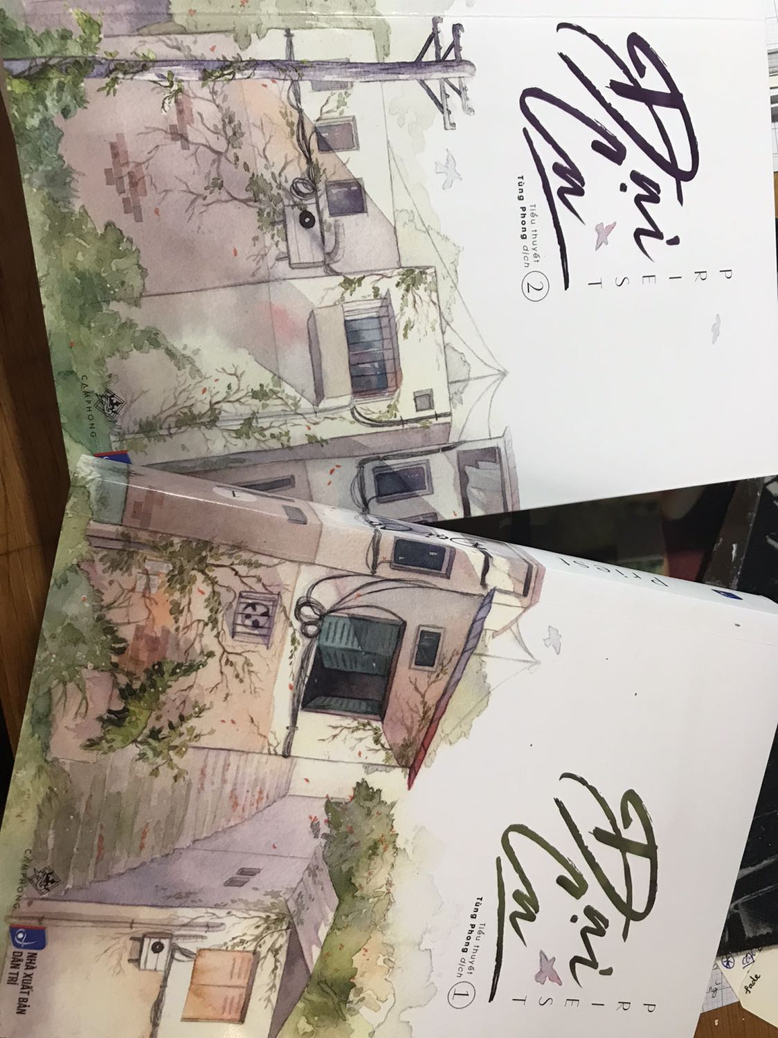 Sách đẹp lắm, có 2 thẻ đánh dấu tặng kèm mỗi cuốn nữa, mình thấy giá sale 18x.000 là quá ổn áp cho hai cuốn. 
Nội dung hay xỉu, đọc online rồi mà ghiền nên phải mua sách sưu tầm luôn 🥳🥳🥳