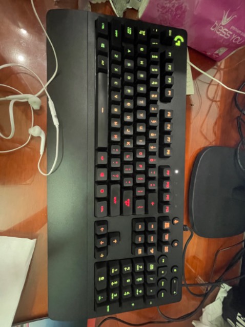 Tiki đóng gói kĩ, gọn, mà ở tận HN, đặt xong mình mới biết (săn sle nên giá còn cỡ 850)
Phím gõ êm, nhẹ, có thể customize màu theo ý thích