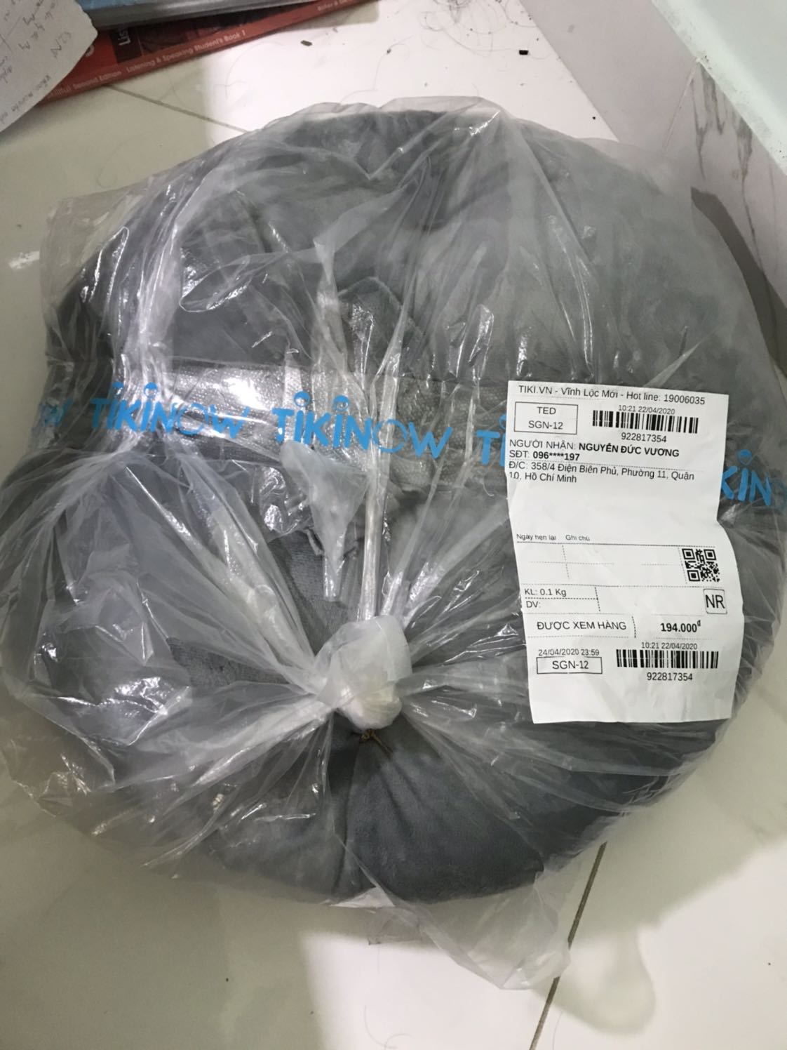 Tiki giao hàng cực nhanh. Mua hôm tối t2 nay chiều thứ 4 đã nhận. Gối đệm cũng khá ổn.