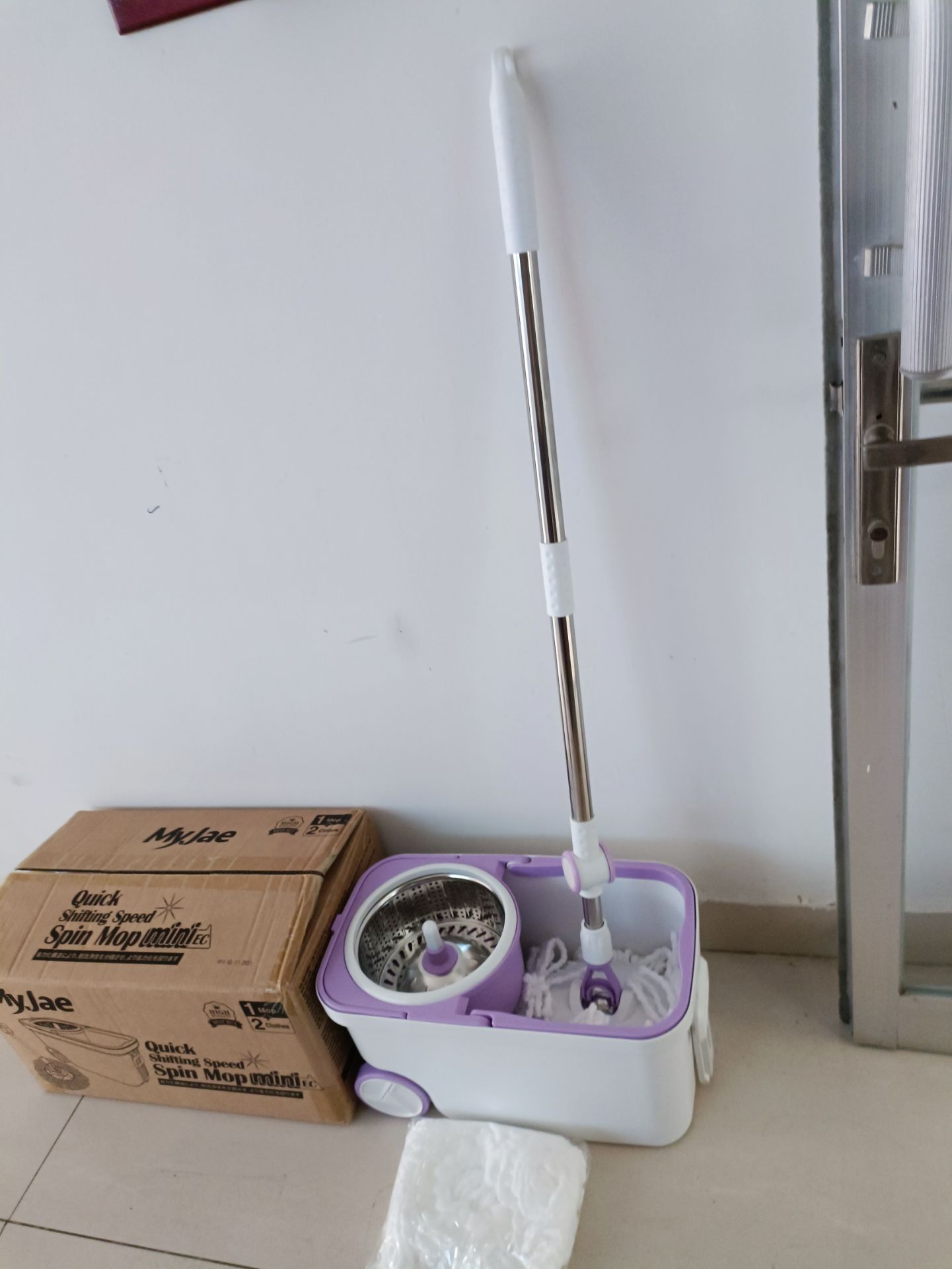 Rât hài lòng từ kiểu dáng đến tính năng
Bộ lau nhà rất xinh, giao hàng nhanh chóng.
Lắp ráp cây lau nhà: phần thân dễ dàng, phần ráp với bông lau hơi nghiên cứu xíu 😜 phải vặn cổ nhựa lơi ra để lộ phần gốc có lổ con tán của cây lau ra để lắp phần thân vào, sau đó mới vặn cổ nhựa này sát vào.
Bông lau tơi mịn, dài nhưng lại mau khô, lau sàn sạch.
Lồng giặt tháo rời được nên vệ sinh thùng dễ dàng và sạch sẽ hơn.