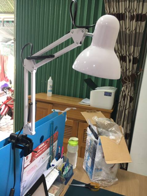 Mình mới nhận sản phẩm
- Điểm cộng: thấy chắc chắn, đèn kéo tùy chỉnh linh hoạt
- Điểm trừ: mình đặt màu đen mà giao màu trắng
- Câu hỏi: Chỗ vặn bóng đèn chụp ngoài làm nhựa, liệu theo thời gian có bị giòn ko?
Kẹp bàn làm bắng nhựa, không biết theo thời gian dễ hư hỏng ko? nếu hỏng thì có bán linh kiện thay thế ko?