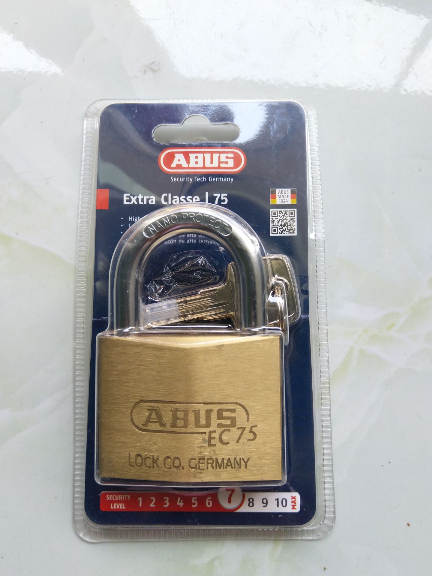 sản phẩm tốt. chắc chắn. nhưng có vẻ nhưng đây là sản phẩm lỗi. logo sản phẩm khắc laser bị lỗi.

sản phẩm chưa được qua qua khâu kiểm tra chất lượng.

tuy nhiên lỗi này không ảnh hưởng đến chức năng sp. cho 3 sao.