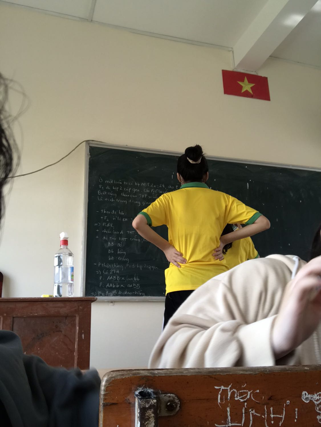 sách bị rách và các trang giấy dính nhau