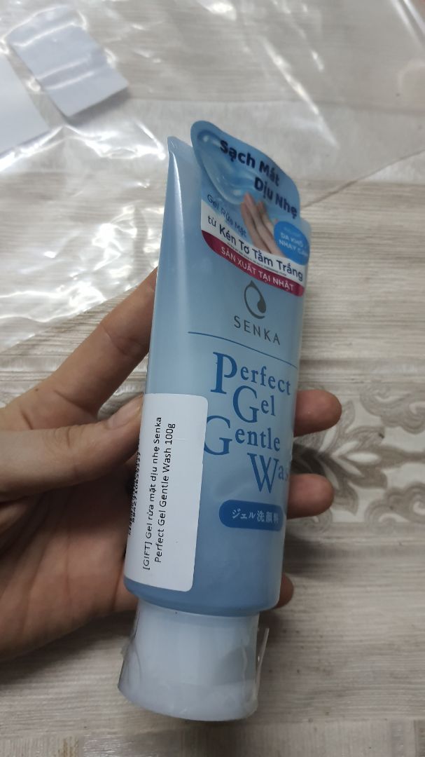 hàng mua của Shop chưa bao giờ làm mình thất vọng, check các kiểu con đà điểu luôn nha mn, nhận dc hàng hơi bất ngờ vì có thêm gift là gel rửa mặt senka to đùng 100g nữa, mua 1 bộ 2 sp gồm kcn và xịt chống nắng mà giá bằng 1 món, hời quá. cảm ơn shop nhiều