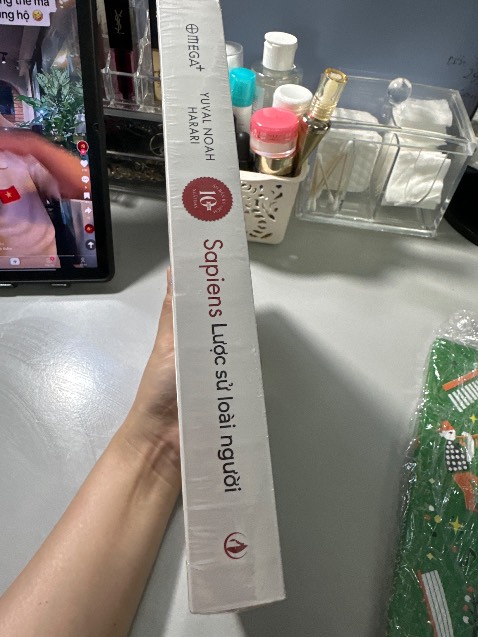 Lần đầu mua sách trên tiki. Săn được giá sale 10.10 khá ổn. Giao hàng nhanh. Có hộp đẹp. Tuy nhiên không bọc chống sốc. Sách nhận đẹp. Chất lượng giấy in và chữ tốt. Chưa đọc nên chưa nhận xét về nội dung sách nhưng đã đọc review và thấy phản hồi tốt.