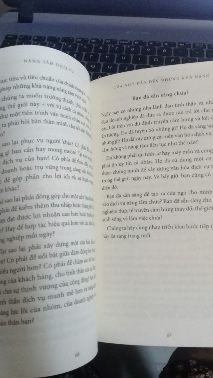 Sách nhẹ, chất giấy không đẹp lắm. Sách mình đã xem review nên mới mua. Giao hàng nhanh quá, mình mới đặt tối hôm qua, sáng sớm nay đã nhận được hàng. Hàng đóng đầy đủ chắc chắn. Mua sách tại tiki rất yên tâm.