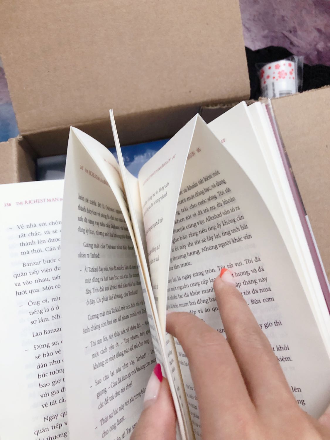 Mình là người khá kỹ tính. Có những cuốn sách nhận được bao bìa có hơi bẩn vẫn không sao, chủ yếu là nội dung sách. Nhưng những cuốn như thế này đến trang sách còn không được chỉn chu thì làm sao đọc được nội dung :) Lỗi giấy ntn thuộc về khâu kiểm định của nxb chứ không phải hư hỏng do vận chuyển tiki, tuy nhiên tiki nên kiểm tra sản phẩm trước khi giao. First News là đơn vị in ấn lớn vẫn để nv thật khó hiểu. Lấy dao rọc giấy thì sợ rách nham nhở. Vì cận ngày bay rồi nên mình đành chấp nhận đóng thùng gửi hành lý cho xong chứ không thể kịp đổi trả. Ngoài ra thì vận chuyển nhanh do mình đặt giao siêu tốc trong ngày, 2 tiếng là có rồi.