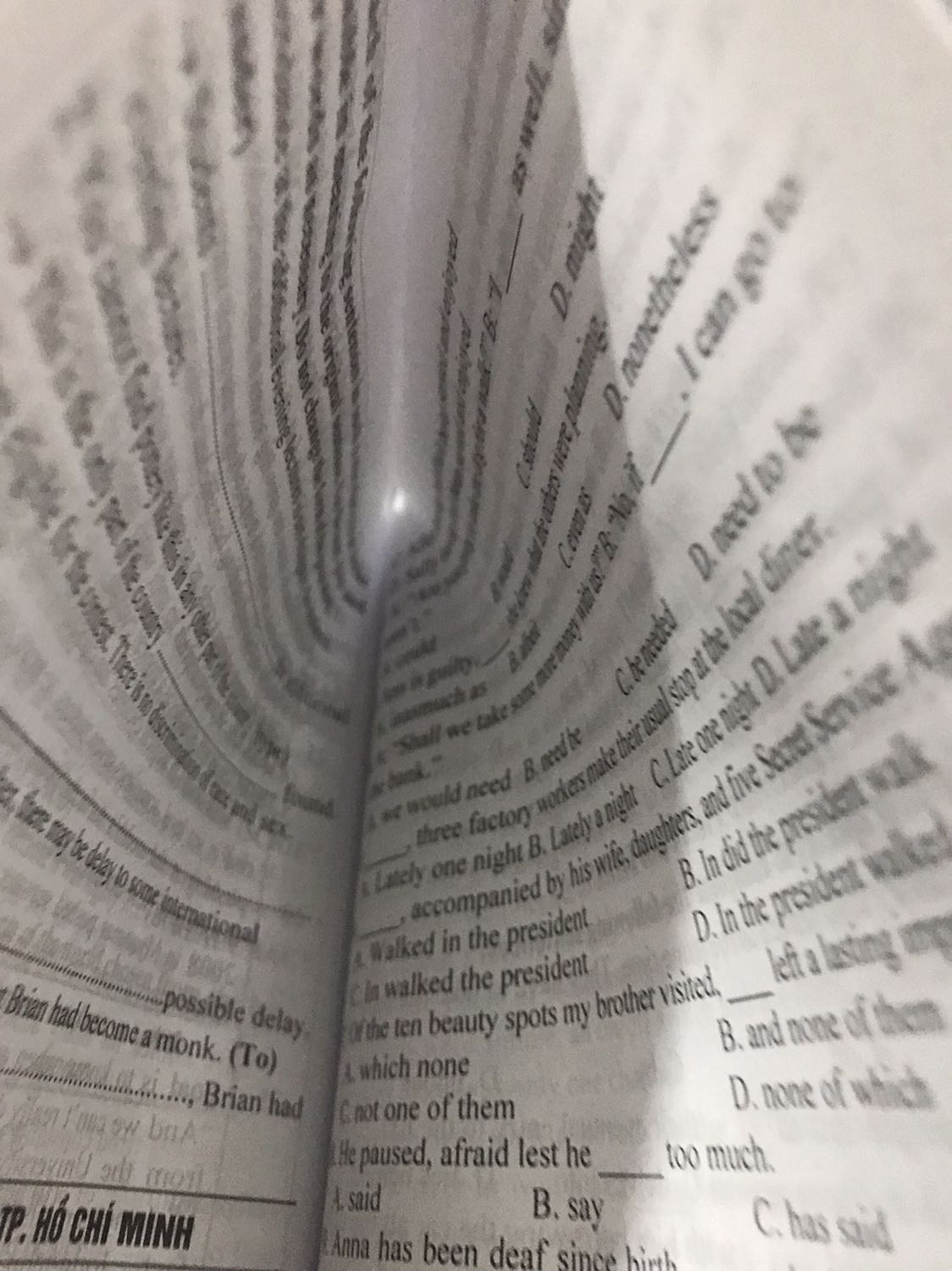 Giao sách đến thấy mới cóng mừng lắm mà mở ra làm mới phát hiện có tờ rời hẳn ra thế kia, xong đóng sách vào nhìn lại mới thấy 4 trang liền chưa cắt vẫn dính vào nhau? ko biết còn lỗi gì ko đây, thôi cái này lỗi bên in ấn nên mình sẽ bỏ qua, nhưng cộng thêm mấy lỗi gần đây đặt gặp phải nữa thì lần sau sẽ cân nhắc xem có nên đặt tiki ko