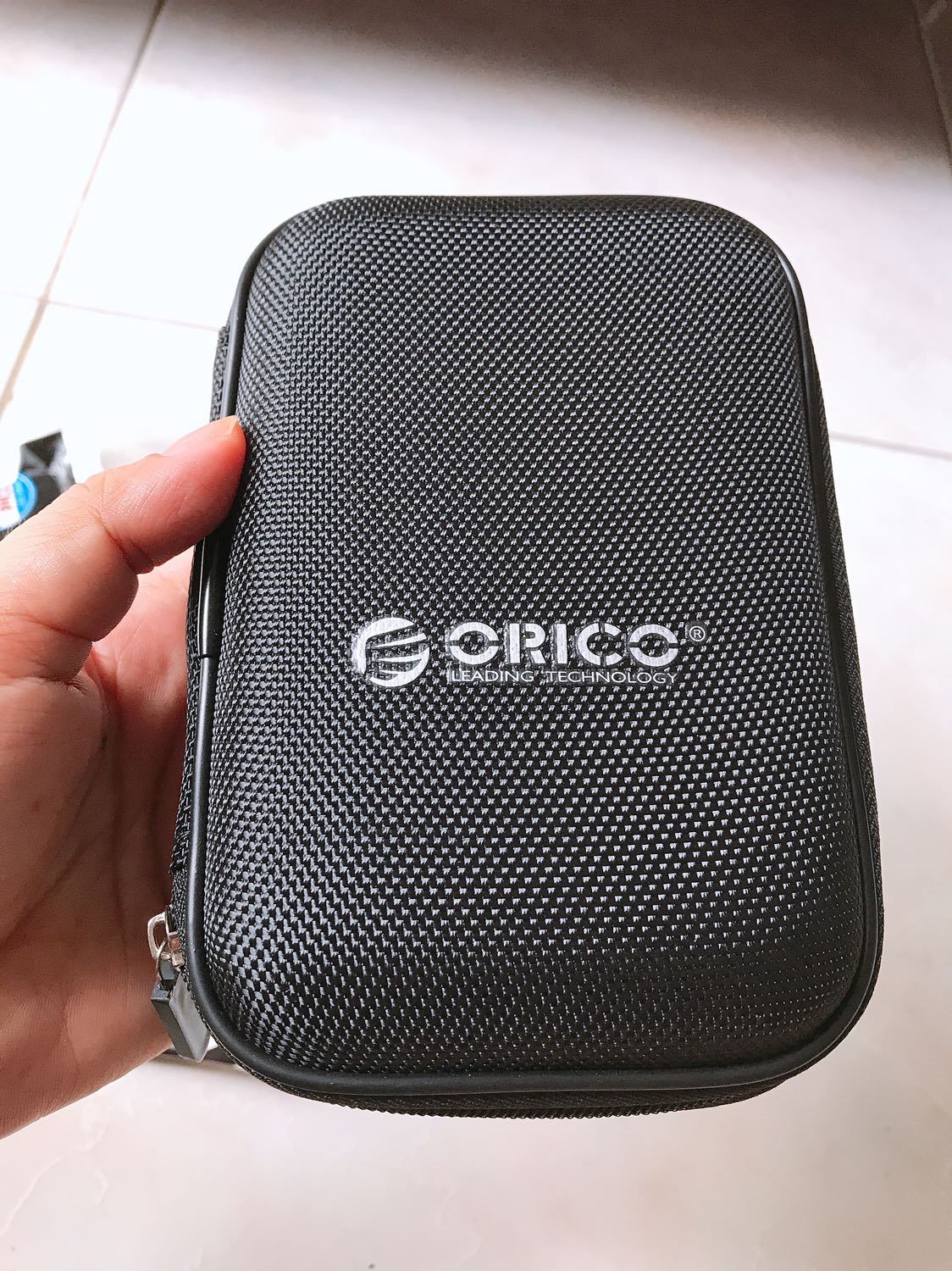 Hộp đẹp, cứng cáp. To hơn mình dự kiến, tưởng chỉ vừa cục sạc dự phòng Anker của mình thôi, không ngờ bỏ thêm được 2 củ sạc điện thoại nữa. Kèm theo cả mớ dây sạc, tất cả vào trong 1, gọn gàng hơn hẳn khi đi làm, đi chơi... Được bảo hành 1 năm nữa chứ ???. Tóm lại là vừa ý