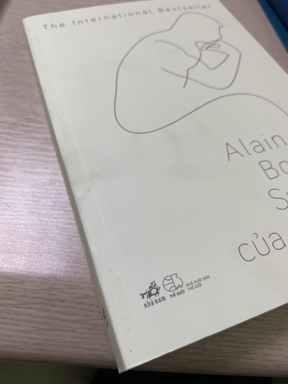 Bìa sách rất bẩn và bụi. Gây sách có nhiều nếp gấp không đều, Giấy bị cong. Mong Tiki có chính sách bảo quản và kiểm tra sách kỹ càng hơn trước khi giao cho khách hàng.