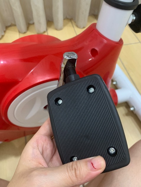 Bàn đạp bên phải ko gắn vào được. Nhờ shop liên hệ hỗ trợ mình. Liên hệ ***