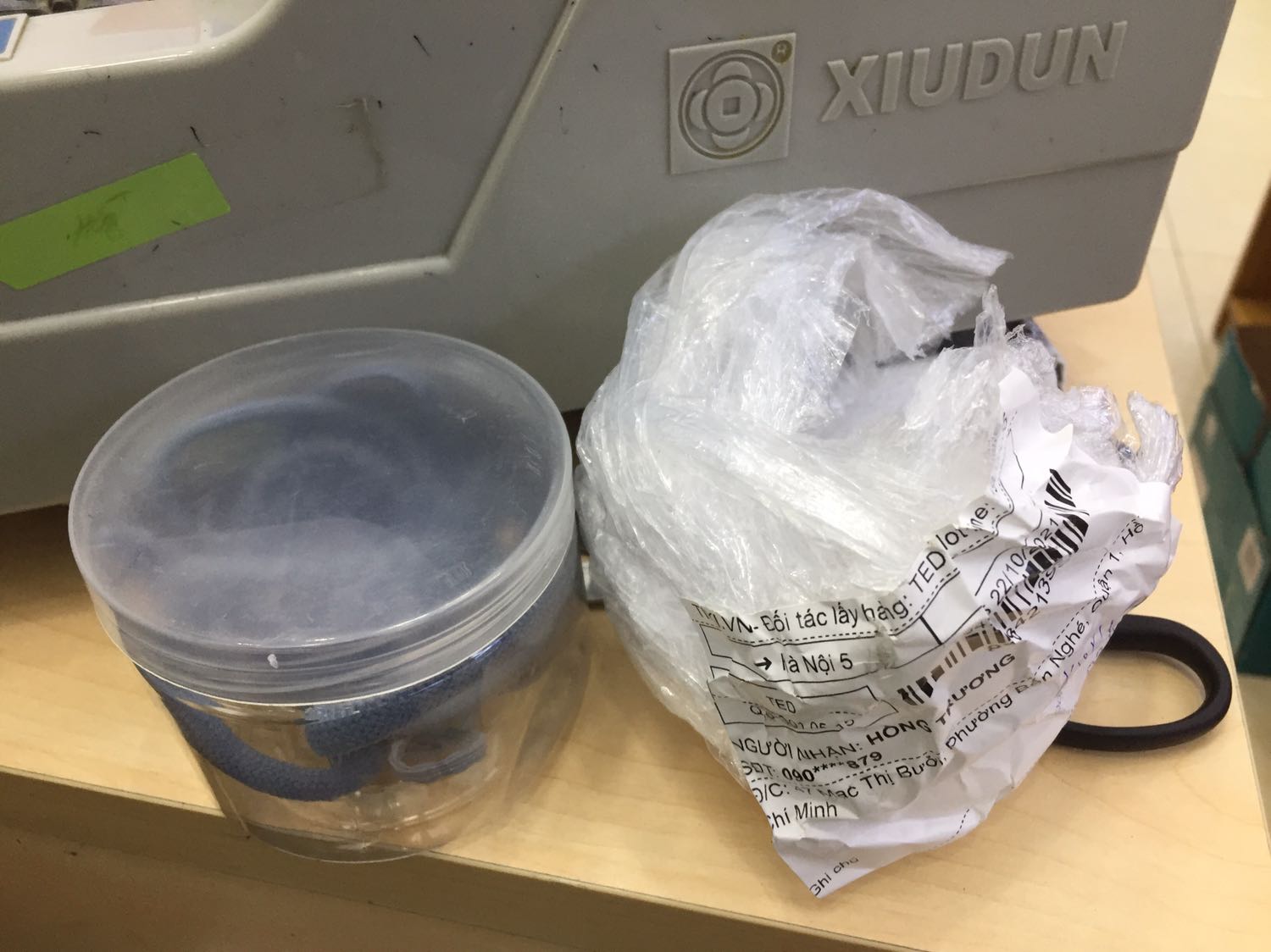 Sau đặt 1 hộp dây buột tóc , mà giao 1 hộp tính tiền 2 hộp ??? nhà cung cấp !