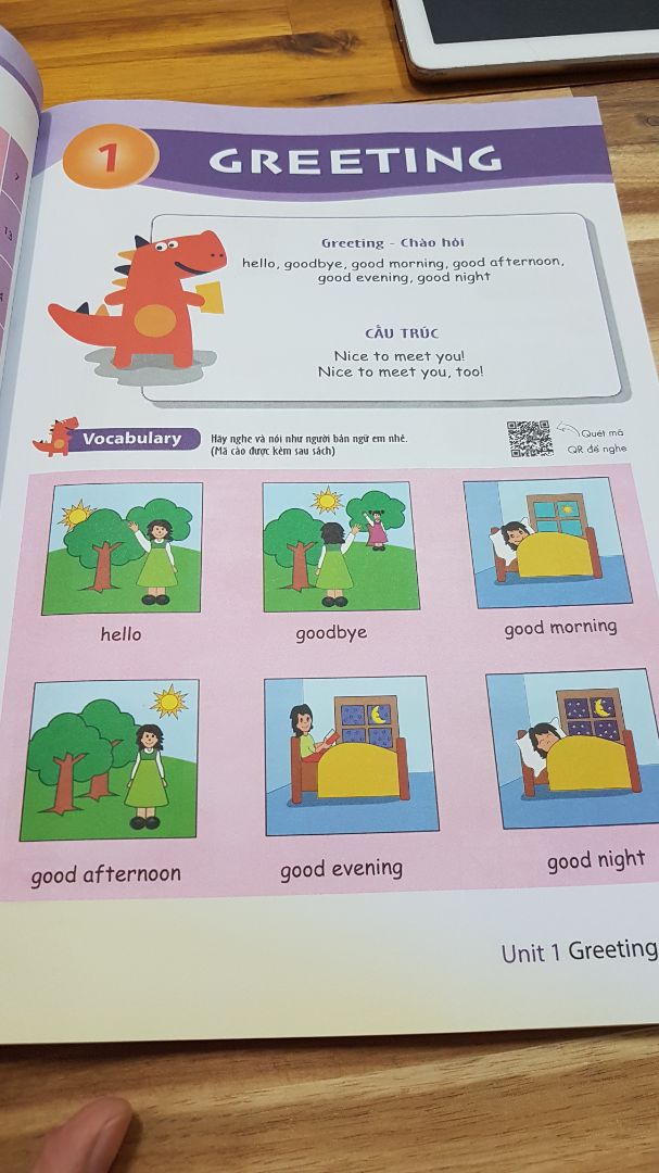 Về nội dung, giáo trình đơn giản, dễ hiểu, trình bày đẹp, file nghe rõ ràng, rất phù hợp cho các em mới bắt đầu học tiếng Anh.
GT còn tặng kèm sticker rất dễ thương cho các em nữa.
Nên mua kèm vở "Cùng khủng long luyện viết chữ ôn từ  vựng".
Về dịch vụ, Tiki giao hàng nhanh, đóng gói cẩn thận, có bọc bookcare càng đẹp. 
Nói chung rất ưng ý. Về nội dung, giáo trình đơn giản, dễ hiểu, trình bày đẹp, file nghe rõ ràng, rất phù hợp cho các em mới bắt đầu học tiếng Anh.
GT còn tặng kèm sticker rất dễ thương cho các em nữa.
Nên mua kèm vở "Cùng khủng long luyện viết chữ ôn từ  vựng".
Về dịch vụ, Tiki giao hàng nhanh, đóng gói cẩn thận, có bọc bookcare càng đẹp. 
Nói chung rất ưng ý.