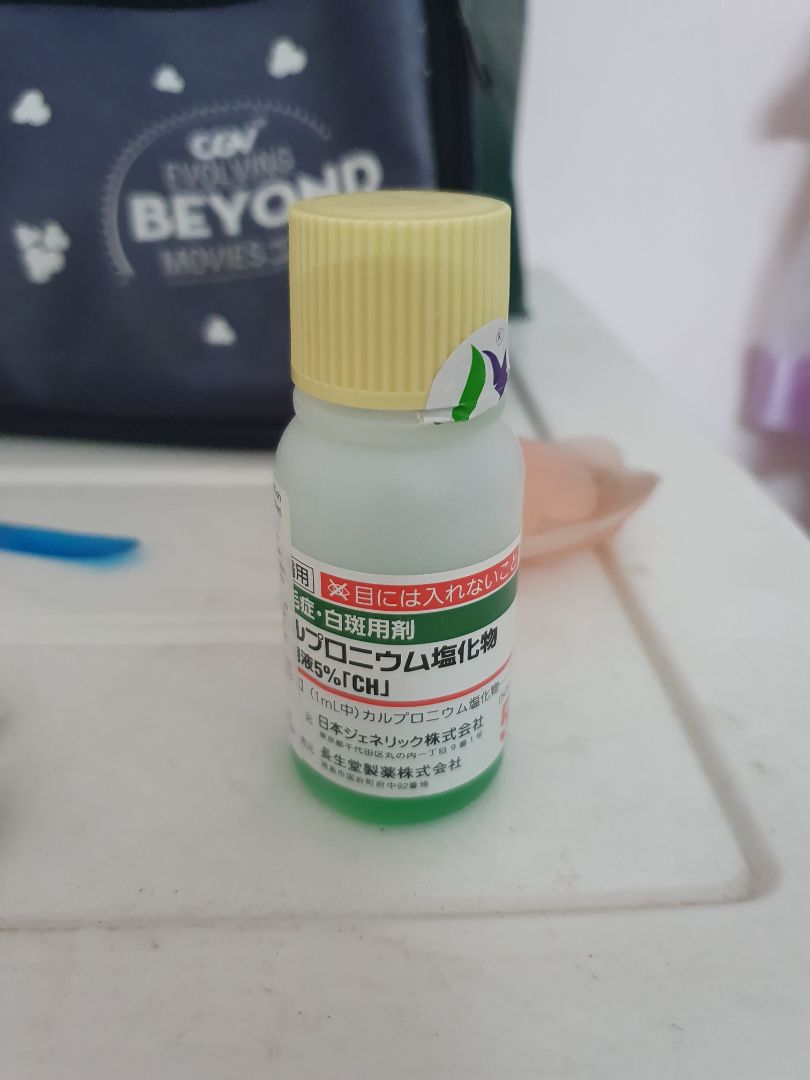 dạng nước lõng ko sệ nên khi đổ ra ồ ạt vì miệng lọ rất to khó matsa da dầu đều đc... bôi da đầu hơi rát ngứa râm ran...xài gần hết lọ cũng chưa thấy gì...tóc con mọc ít