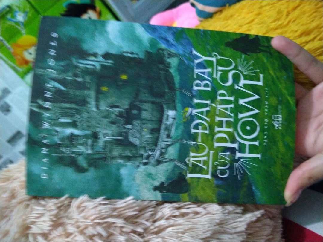 sách công nhân hay cực!!! 
truyện có tình tiết gần như khác hoàn toàn trên anime nhưng bù lại nó lại có nhìu điểm rõ ràng hơn trên anime
phần dịch hơi không thích lắm, "lớn tuổi" lại ghi "luống tuổi" xưng hô mình đọc tớ cậu nghe hơi kì vs 1 người già (Sophie) vs bù nhìn mình nghĩ nên thay là tôi cậu hay ngươi sẽ hay hơn 
giao hàng cực nhanh
tiếc hàng bên fahasha nên k bọc sách lại đc. Khổ nổi vừa mua sale 15% thì lại sale 35%??? chán chả muốn nói luôn