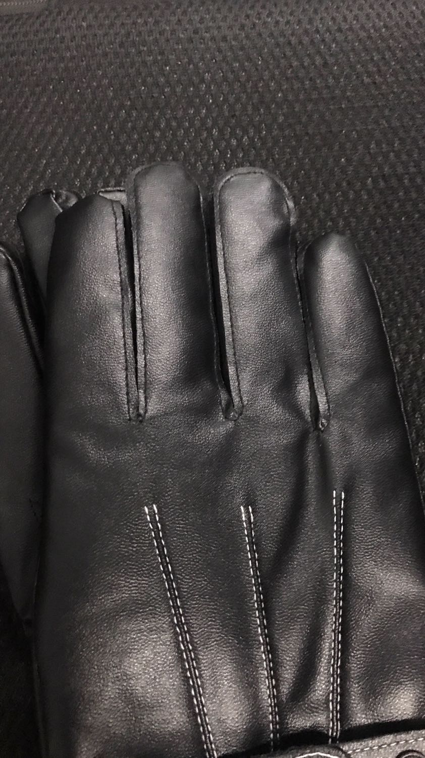 Găng tay đẹp. Da mềm mại có lớp nỉ lông bên trong đeo ấm tay ghê luôn. Găng tay da nên trời có mưa phùn mưa nhỏ cũng tự tin chạy xe. Còn khoản cảm ứng điện thoại thì quá là ok luôn. Sản phẩm tốt. Ủng hộ shop. 5 sao nè.