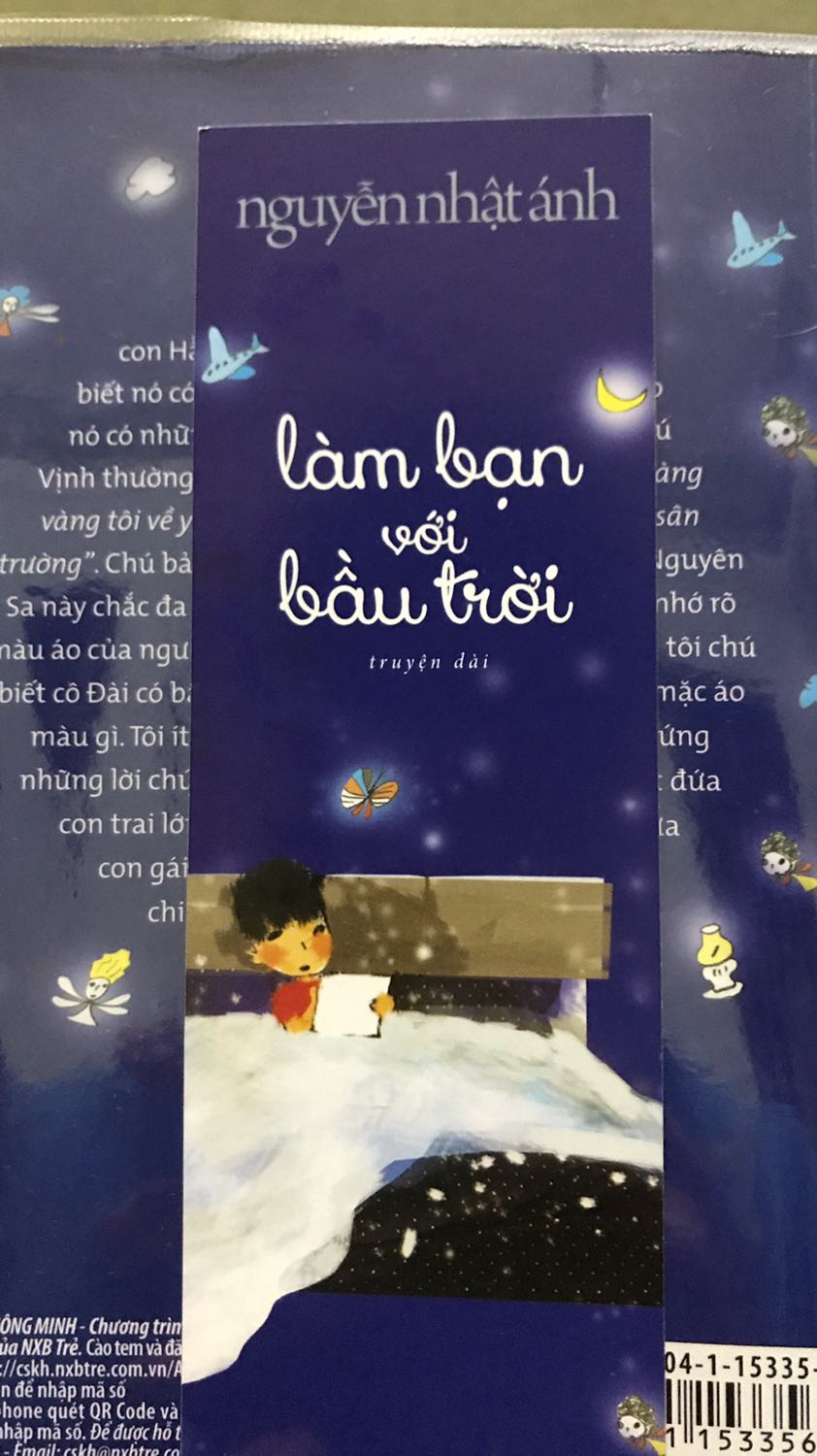 Một câu chuyện hoàn hảo và nhân văn, chứa đựng trong đó là một tâm hồn trong sáng đầy tình thương yêu. Tuy vậy, nó vẫn đan xen những nỗi buồn sâu thẳm giữa bầu trời đầy sao và ánh trăng. Chất văn của bác Ánh thì không lẫn vào đâu được, xứng đáng là người kể chuyện cho tuổi thơ, phản ánh cái chất trong trẻo và thơ ngây một cách chân thực của những năm tháng mà ai trong mỗi chúng ta đều đã trải qua.
Chất lượng sách của NXB Trẻ thì không phải bàn cải, hảo hạng. Cảm giác cầm trên tay thật thích thú, trang trí bìa lại bắt mắt làm cho giá trị quyển sách càng tăng thêm.
Các bạn sẽ nhận được nhiều giá trị khi đọc xong câu chuyện “Làm bạn với bầu trời” Một câu chuyện hoàn hảo và nhân văn, chứa đựng trong đó là một tâm hồn trong sáng đầy tình thương yêu. Tuy vậy, nó vẫn đan xen những nỗi buồn sâu thẳm giữa bầu trời đầy sao và ánh trăng. Chất văn của bác Ánh thì không lẫn vào đâu được, xứng đáng là người kể chuyện cho tuổi thơ, phản ánh cái chất trong trẻo và thơ ngây một cách chân thực của những năm tháng mà ai trong mỗi chúng ta đều đã trải qua.
Chất lượng sách của NXB Trẻ thì không phải bàn cải, hảo hạng. Cảm giác cầm trên tay thật thích thú, trang trí bìa lại bắt mắt làm cho giá trị quyển sách càng tăng thêm.
Các bạn sẽ nhận được nhiều giá trị khi đọc xong câu chuyện “Làm bạn với bầu trời”