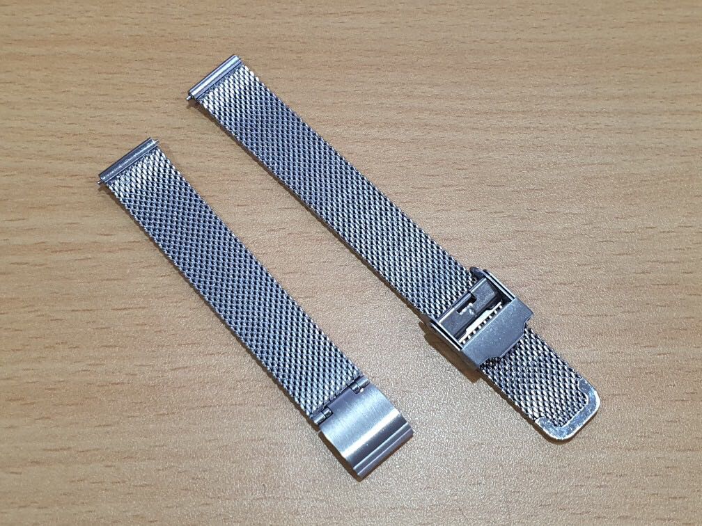 Mình mua luôn cả 2 màu Bạc và Vàng hồng, thật sự bất ngờ vì giá rẻ mà chất lượng tốt, không gỉ sét gì cả, dùng mấy tháng rồi vẫn rất OK, dây mềm mại chứ không khô cứng như những Shop khác. Cảm ơn Shop 60s - Watch và Tiki