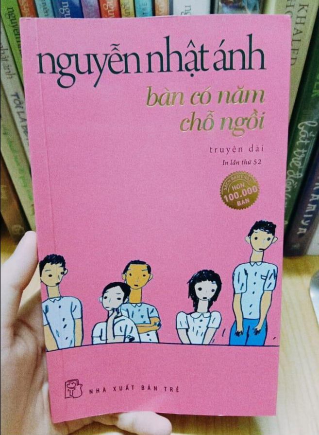 Đúng như tựa sách Bàn có năm chỗ ngồi. Quyển này chủ yếu xoay quanh câu chuyện về tình bạn của năm đứa học trò cấp II (Ngoài ra còn đề cập đến các vấn đề về học lệch) Cách hành văn của Bác Ánh thì cứ phải gọi là siêu gần gũi, dễ cưng ấy. Nói chung đọc quyển này rất thư giãn,  nhẹ nhàng, phù hợp mọi độ tuổi luôn nha.