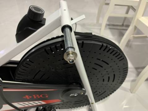 Sản phẩm khi giao không đúng như quảng cáo, cốt nối giữa 2 tay cầm bị móp méo dẫn đến việc ko ráp dc, gọi số hotline *** ko ai nghe máy... vãi