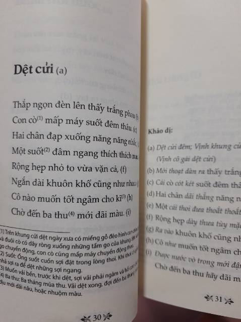 Sách có 63 bài thơ và phần phụ lục. Font chữ làm mình có cảm giác thoải mái và dễ đọc. Lâu rồi đọc lại mình lại có những cảm nhận khác về thơ Hồ Xuân Hương.