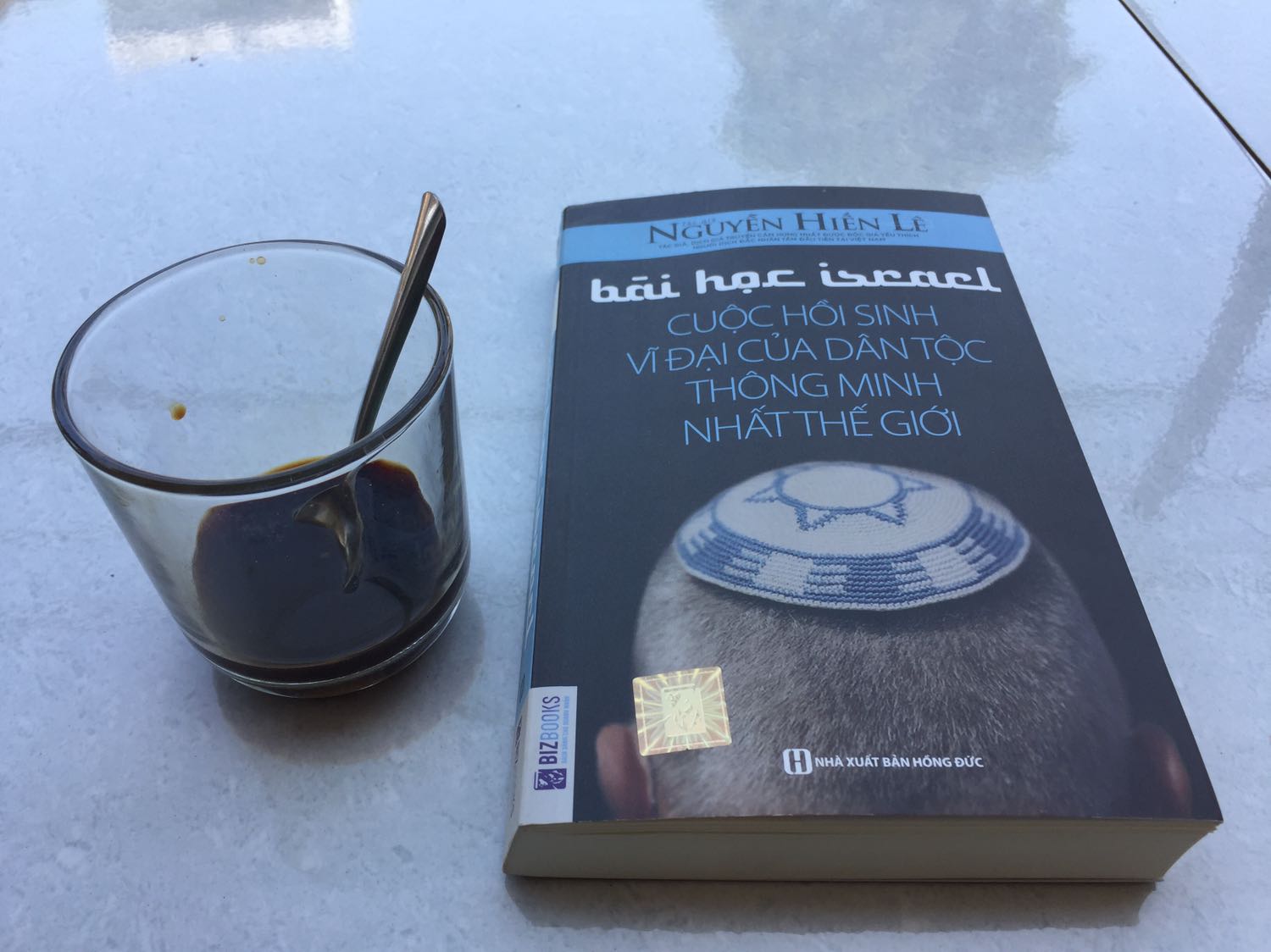 Chào các bạn
Tôi vô tình biết được cuốn sách này
Riêng phần TỰA tác giả viết rất đặc biệt để dẫn dắt người đọc vào nội dung. Tôi là một người theo Công giáo đọc hết cả bộ sách Cựu Ước và Tân Ước từ nhỏ, nhưng đôi khi vẫn bị lẫn lộn giữa các thời kỳ. 
Bài học Israel
1- Giúp ta hệ thống và định hình nguồn gốc rõ ràng về Đất nước Do Thái 
2- Giải thích vì sao Dân tộc Do Thái phải lang thang gần 2000 năm khắp địa cầu, bị đày đoạ, bị kỳ thị, bị đàn áp, bị diệt chủng mà Họ vẫn chịu đựng - tồn tại - vượt qua và quay về Miền Đất Hứa mà Chúa đã ban cho Tổ Tiên họ...muốn biết về Họ THÌ ĐỪNG BỎ QUA CUỐN NÀY.
Trân trọng
Phương La sơn