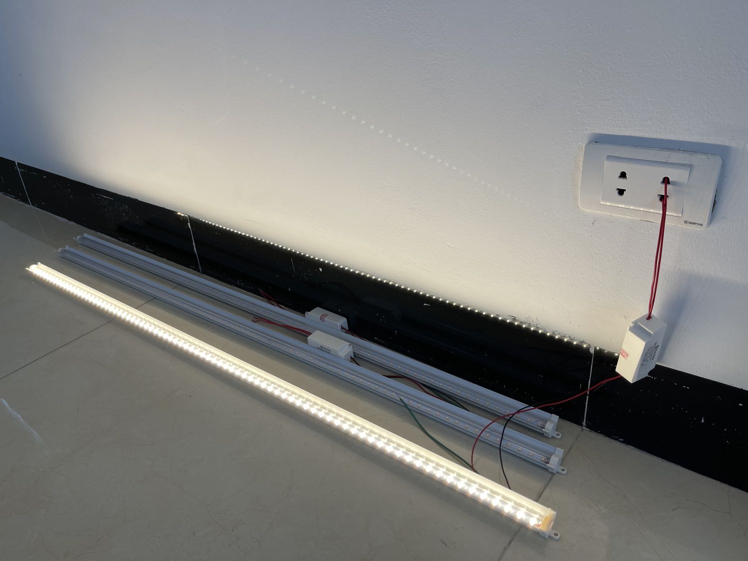 Ánh sáng vàng rất đẹp, thiết kế gọn, tai dễ lắp. Phù hợp chiếu sáng bổ xung cho cây cảnh trong văn phòng