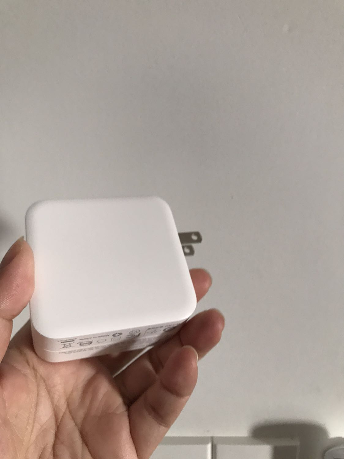 TikiNow giao nhanh quá đáng, chưa kịp đi rút tiền. Đóng gói kỹ. Sản phẩm chất liệu nhựa dễ chịu cho da, cầm khá nặng chắc tay. Có thể mang theo làm vũ khí khi cần, sếp *** là chọi thẳng tay cho mếu máo :)))) mới mua chưa xài nhiều nên cho 4*