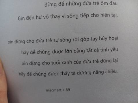 Mình thấy đây là một cuốn sách phù hợp với mình. Giống như bìa sách đã viết" không bán nụ cười". Cuốn sách đã viết lên những thứ mình luôn suy nghĩ mà không thể mô tả thành lời, mình có thể suy ngẫm dễ dàng hơn về bản thân, những rối ren trong suy nghĩ cũng phần nào được gỡ bỏ. Nếu bạn đang tiêu cực thì mình nghĩ đây là 1 cuốn sách phù hợp. Thêm nữa là sách thơm lắm:))))