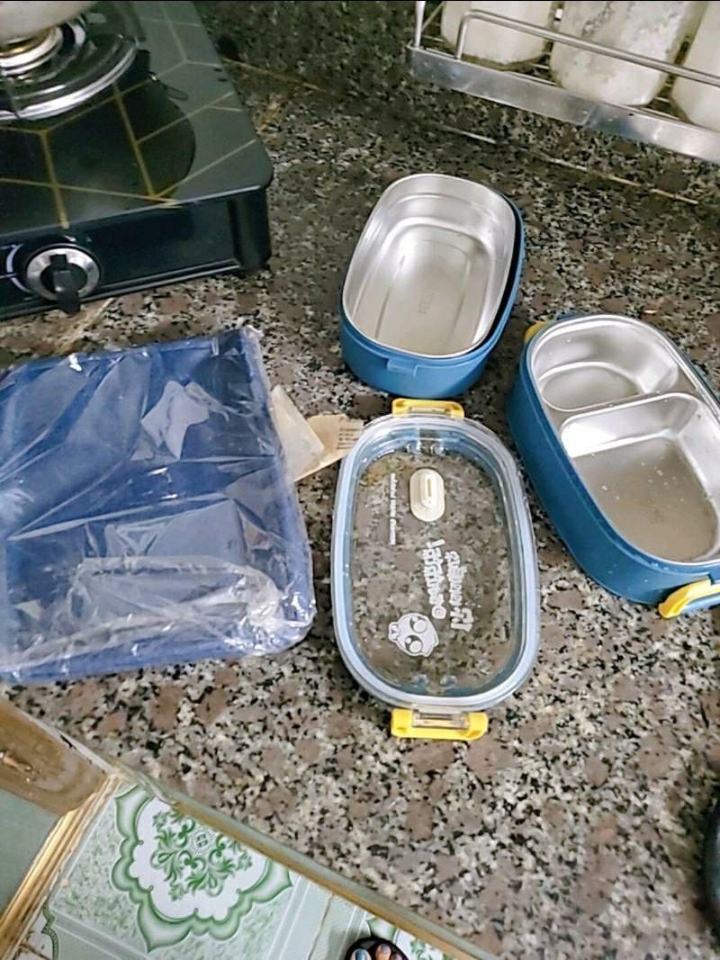 giao hàng nhanh. hộp cơm giữ nhiệt khá oke. màu dễ thương. hộp chắc chắn. đầy đủ phụ kiện đi kèm. hàng gói kĩ