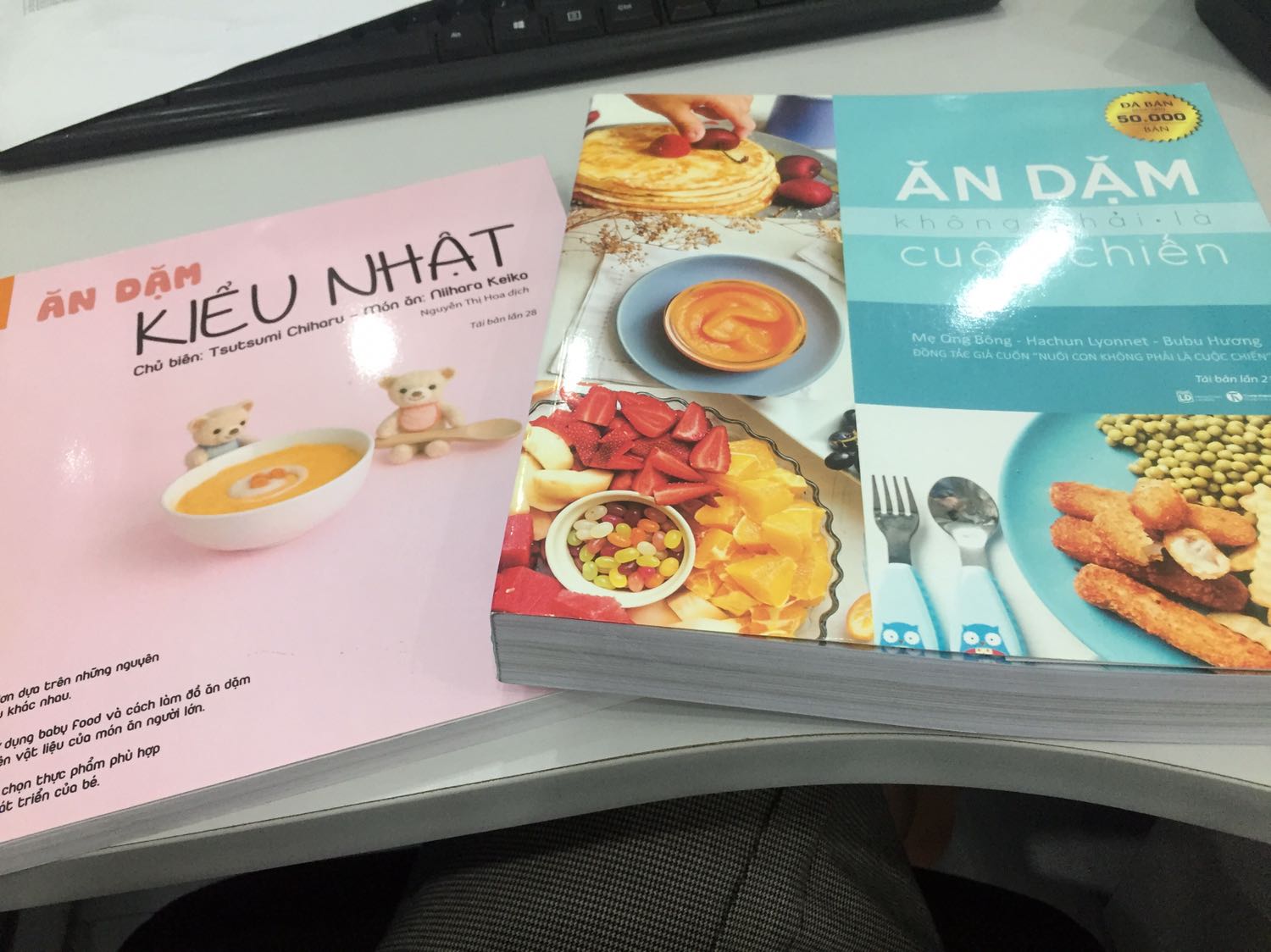 Quyển này rất dày dặn, in đẹp, hy vọng là cẩm nang cho mẹ con mình và nhiều *** khác đi qua giai đoạn ăn dặm với con thật vui và cung cấp đủ chất cho con. Tiki giao hàng rất nhanh ạ, mình mới đặt hôm trước thì hôm sau nhận được hàng ngay. Quyển này rất dày dặn, in đẹp, hy vọng là cẩm nang cho mẹ con mình và nhiều *** khác đi qua giai đoạn ăn dặm với con thật vui và cung cấp đủ chất cho con. Tiki giao hàng rất nhanh ạ, mình mới đặt hôm trước thì hôm sau nhận được hàng ngay.