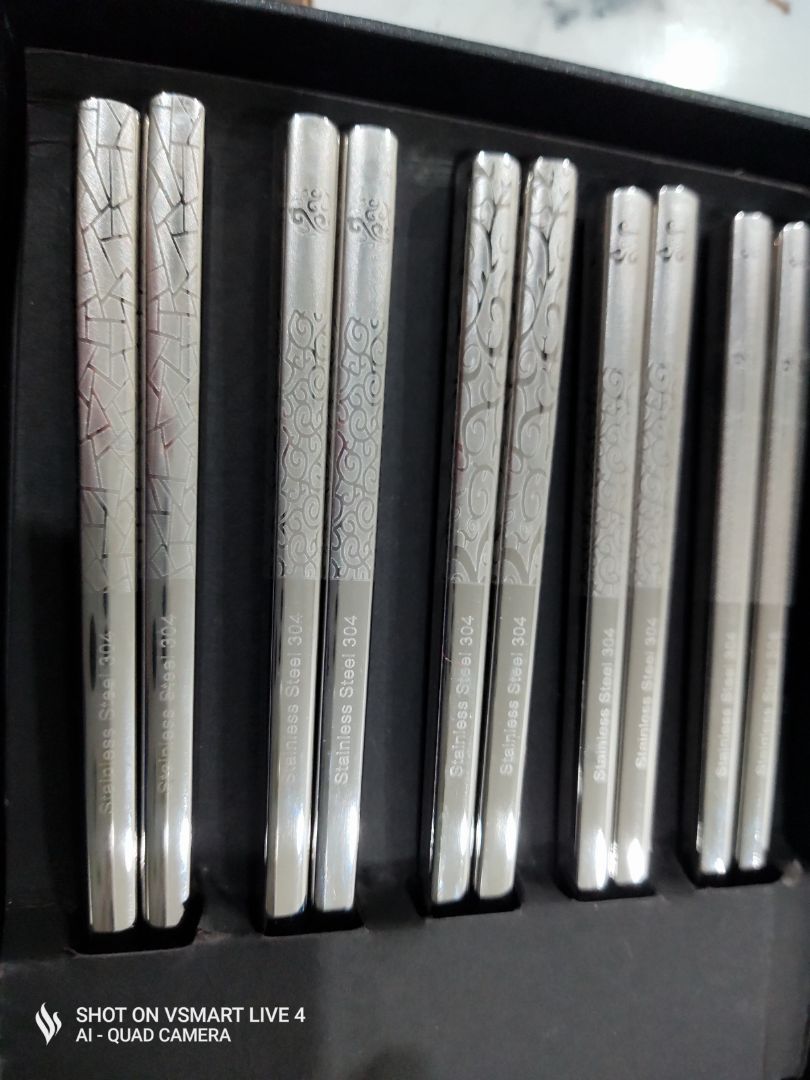 Đũa rất đẹp gắp ko bị trơn, cầm chắc tay, rất đáng mua. Dùng đũa này ko bị mốc nên yên tâm