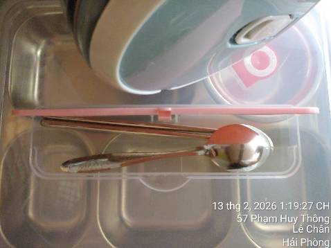 Một số chỗ hút nam châm nhẹ. Có phản ứng nhẹ với muối biển sau 6 tiếng và phản ứng rõ ở chỗ đựng bát inox nhỏ trong khay. Chưa kể, màu hộp cơm 4 tầng - màu xanh tôi chưa ưng lắm! Tạm ổn!