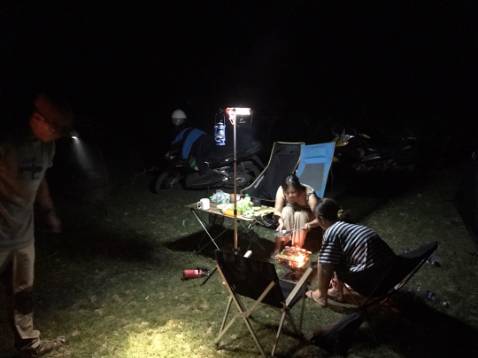 Xếp gọn được, nên mua 1 cây để treo đèn soi sáng chỗ ăn uống chứ trước toàn treo trên xe hoặc để bàn bất tiện, có cây cố định xuống đất không sợ bị đổ ngã, shop tư vấn quá nhiệt tình.