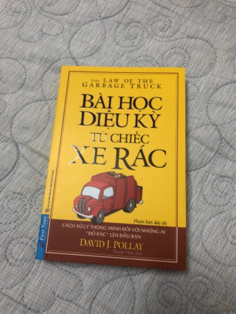 Một cuốn sách được khen và giới thiệu rất nhiều. Đọc trang đầu tiên mình bất ngờ vì sự kết nối của cuốn sách đúng với tình trạng hiện tại của mình. Hứa hẹn sẽ là một cuốn sách gối đầu giường sắp tới