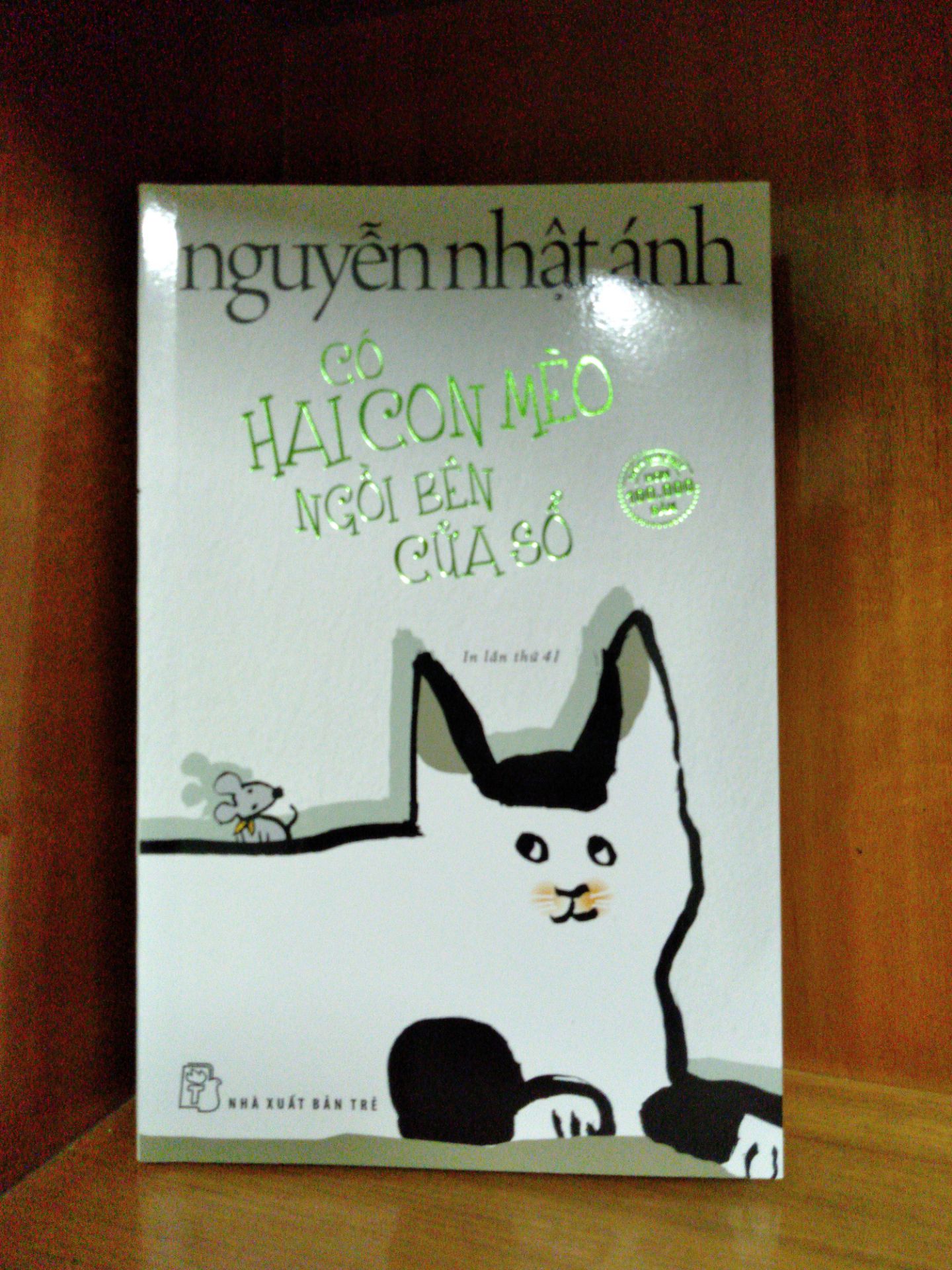Bìa trắng chứ không phải xanh như trên hình những vẫn rất ok. Và mình không nghĩ cho 3 cuốn sách bìa mềm vào cùng một chiếc hộp carton không có thêm đệm hay bất cứ vật chống sốc gì là đóng gói cẩn thận nhưng lạ là sách không có bị gì hết. cốt truyện rất đáng yêu luôn nè.