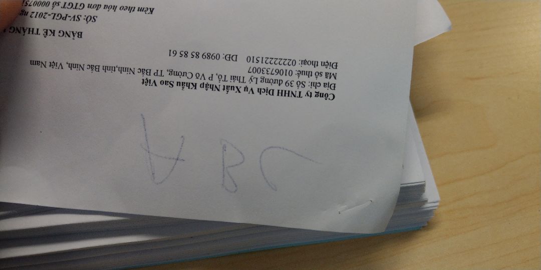 Mực nhanh khô nên không bị lem ngay sau khi viết 
Nhưng lại bị hằn sang trang sau của giấy
Overall: 8 5/10