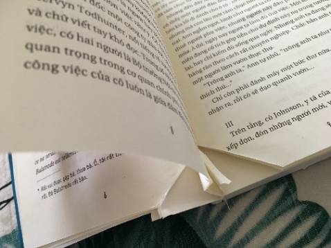 Mình mua sách nhiều nhưng đây là lần đầu nhận sách lỗi như vầy. 1 phần đầu sách bị dính kì dị như trên hình, còn rời cả gáy ra. Mình mua sách tặng nên mãi sau này mới biết, chứ biết sớm mà mình trả sản phẩm yêu cầu hoàn tiền rồi. Buồn ghê gớm.