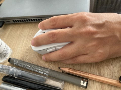 Đúng là êm và im thiệt nha! Mình xài tay trái nên 2 nút bên sườn trái của chuột mình không dùng được, may mà không cấn tay khó chịu.