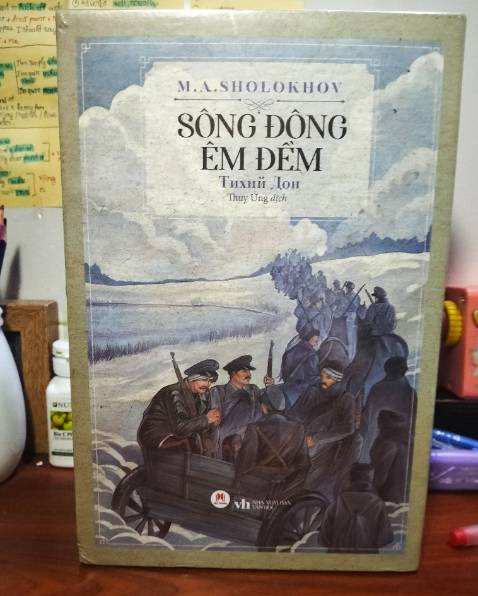 Góc hộp bìa có chút móp, vài trang đầu có 1-2 nếp nhăn nhưng không sao ạ. Tổng thể sản phẩm vẫn được bảo quản rất tốt. Cảm ơn shop nhé.