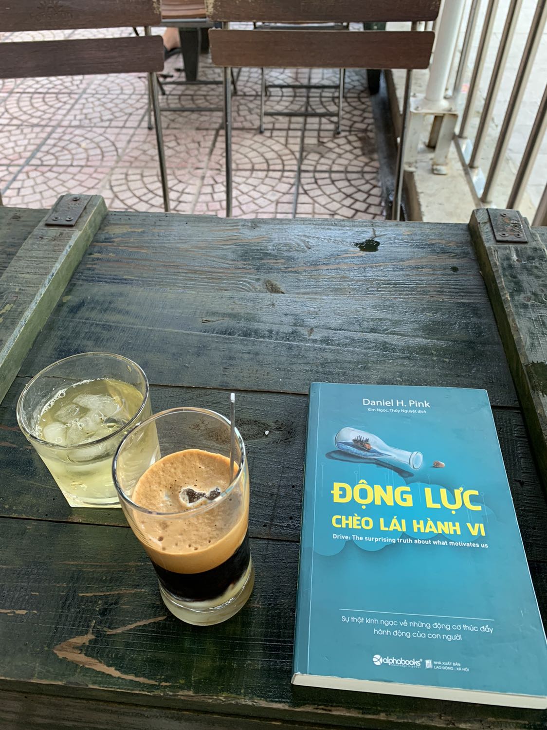 Một trong những cuốn sách rất hay về động lực từ bên trong. Sách thiết kế đẹp, đóng gói cẩn thận, vận chuyển nhanh.