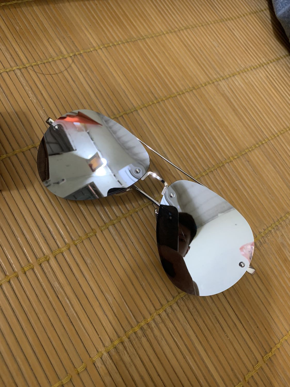 Sp ok trong tầm tiền. 
Cảm giác kính hơi to so với mặt mình do mình bị hóp mặt 2 bên thái dương mà mắt kính dạng phẳng chứ ko ôm
Đeo hơi nặng do khung gọng kim loại
Hộp xịn đóng gói cẩn thận kèm phụ kiện
Mắt kính trong ở mức khá thôi chứ chưa phải tốt lắm