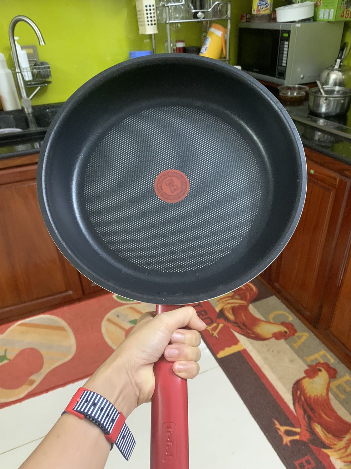 Nồi siêu xinh, dễ thương lắm lắm
Nấu thao tác rất dễ
Muỗng cơm kèm nồi cũng rất đẹp nữa
Nấu cơm ngon
Điểm trừ là lúc mới nấu mình có hơi nghe mùi nhựa
Ah lòng nồi siêu dày, đẹp và nặng nữa
Quà tặng siêu xịn sò
Cảm ơn tefal