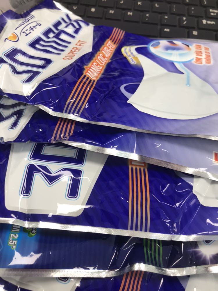 Shop bẻ đôi sản phẩm cho vào hộp nhỏ, gây cong nhăn sản phẩm, đặc biệt đây là loại khẩu trang mỏng rất ảnh hưởng đến hình dáng bên trong, rất không hài lòng với lần đóng gói sản phẩm cẩu thả này của shop!